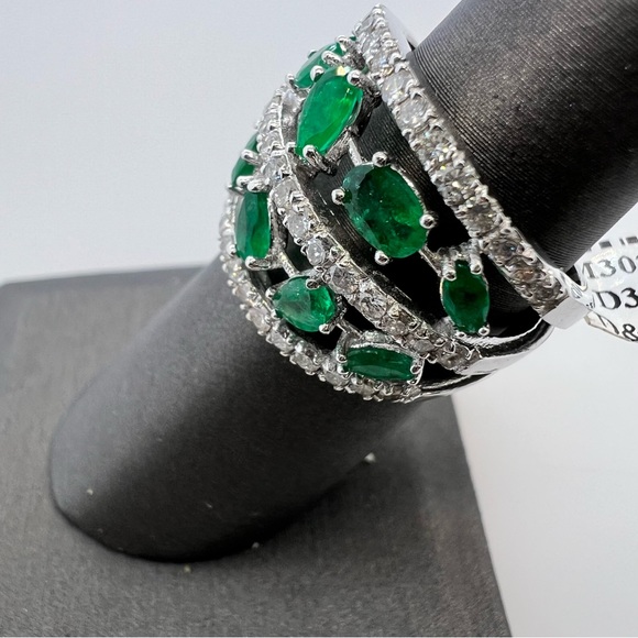 14k White Gold Diamond & Emerald Ring - Picture 2 of 8